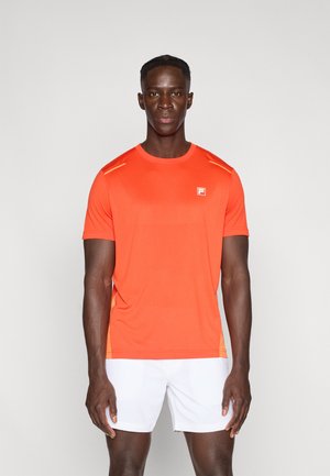 Maglietta sportiva arancione brillante a maniche corte, con sottili accenti arancioni sulle spalle e un piccolo logo sul petto.