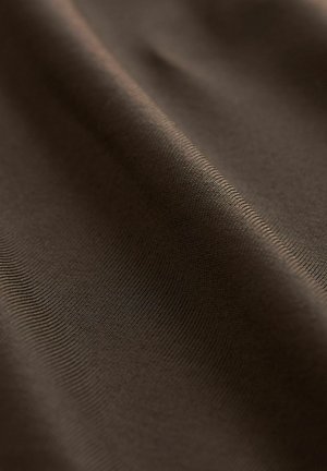 Bruine stof met een gladde textuur, voorzien van fijne ribbelpatronen en een subtiele glans. Het materiaal lijkt lichtgewicht en flexibel.
