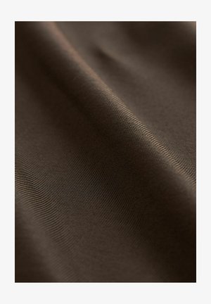 Material bej cu o textură netedă, având modele fine de nervuri și o strălucire subtilă. Elementul pare ușor și flexibil.