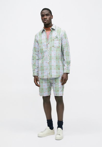Σετ πουκάμισο και σορτς καρό με έντονα χρώματα σε πράσινο, άσπρο και κόκκινο. Κατασκευασμένο από ύφασμα με ελαφριά υφή, διαθέτει κουμπιά και δύο τσέπες.