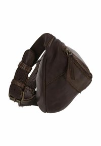 Borsa in pelle marrone dalla forma curva, con zip laterale, tracolla testurizzata e dettagli di cucitura visibili. Design compatto e slanciato.