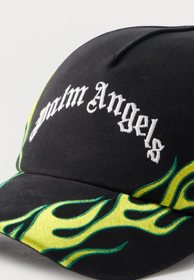 Μαύρο καπέλο με λευκό κείμενο "palm Angels" και κέντημα φλόγας πράσινου-κίτρινου στο γείσο και στην πλευρά.