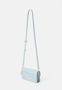 Borsa a tracolla in pelle azzurra chiara con un accento dorato, forma rettangolare e tracolla regolabile. Presenta una texture liscia e una chiusura a patta.