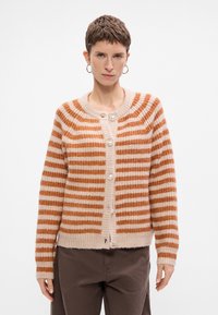 Cardigan a righe in beige e ruggine, con trama a coste, scollatura rotonda, bottoni frontali e maniche lunghe con dettagli ai polsini.
