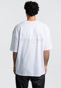 Pegador COLNE - Marškinėliai su spaudiniu - white light grey