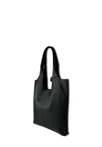 Zwarte leren tote bag met een gestructureerd oppervlak, brede schouderbanden en een minimalistisch ontwerp met een open bovenkant en geen zichtbare hardware.