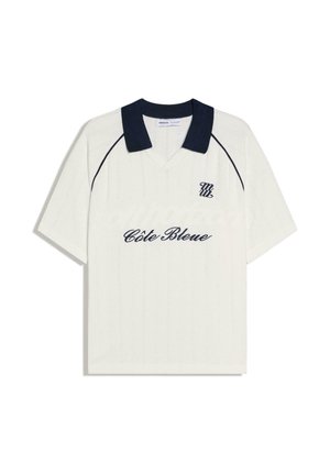 Biele polo tričko s krátkym rukávom s tmavomodrým golierom, tmavomodrým lemovaním na pleciach a textom "Côte Bleue" s logom na hrudi.