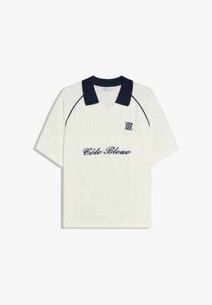 Biele polo tričko s krátkym rukávom s tmavomodrým golierom, tmavomodrým lemovaním na pleciach a textom "Côte Bleue" s logom na hrudi.