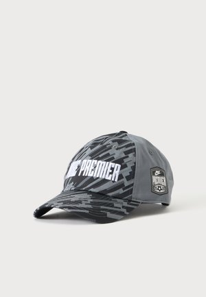 Casquette grise et noire à motif avec texte blanc "Nike Premier" à l'avant et écusson du logo Nike Premier sur le côté.