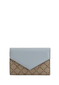 Texturiertes beigefarbenes Portemonnaie mit einem hellblauen Lederdeckel. Besitzt ein geometrisches Muster und kontrastierende Nähte. Kompakte, rechteckige Form.