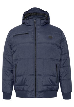 Tumesinine kapuutsiga polsterdatud jope, esiosa tõmblukuga, tõmblukuga rindkere ja küljetaskutega, soonikkoes varrukasääreosadega ning rinnal väike ümmargune logo.