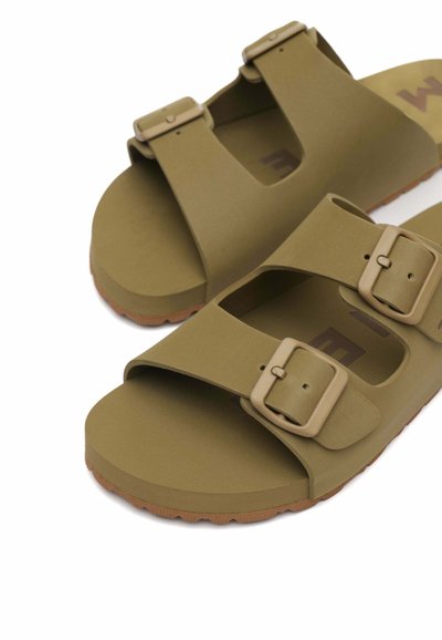 Sandali verde oliva in gomma testurizzata, con due fasce regolabili e fibbie beige, e una suola in gomma marrone con righe.