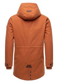 Orange udendørsjakke med hætte, som har en glat overflade, frontknapper og et logo-patch på ryggen. Minimalistisk design.