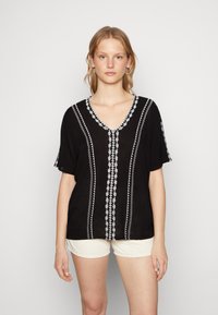VILA VIMICHELLE V-NECK 2/4 SLEEVE TOP - T-shirt con stampa - blackbirch