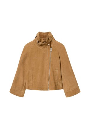 Lichtbruine suède jas met een hoge kraag en een asymmetrische rits. Voorzien van twee zijzakken en een gladde, gestructureerde afwerking.