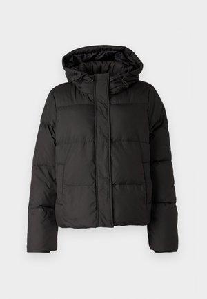 Must musterk jacket, millede, tõmbluku ees sulgemine, tikandmuster ja elastsed mansetid. Valmistatud siledast sünteetilisest materjalist.