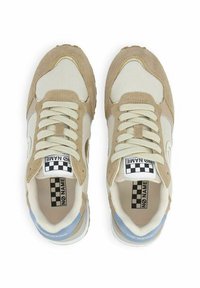 Beige und cremefarbene Sneakers mit strukturiertem Mesh und Wildlederüberzügen. Zu den Merkmalen gehören runde Schnürsenkel, ein kariertes Etikett und ein hellblauer Akzent.