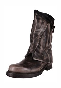 Verweerde leren enkellaars in grijs met een omgeslagen buitenlaag, zwarte afwerking, lage blokhak en een zijritsdetail.