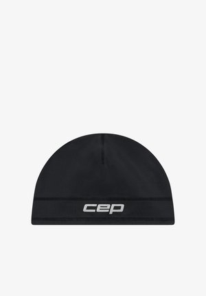 Schwarze Laufmütze aus weichem, dehnbarem Material mit sichtbarem silbernem "cep"-Logo vorne und schlanker Silhouette.