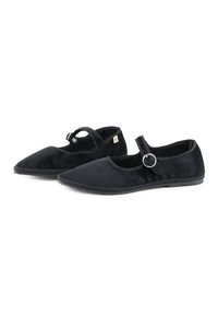 Zapatos planos negros con punta afilada y textura suave similar al ante. Cuentan con una correa con una hebilla circular plateada y un interior acolchado.