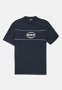 Navy zila kokvilnas T-kreklu ar īsām piedurknēm, uz kura ir balts logo un svītras uz krūšu daļas. Arapa apkakle, brīva piegriezuma.