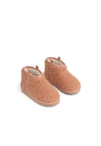 Ρόζ ψεύτικα μποτάκια από γούνα, με μαλακή, χνουδωτή υφή και ύψος μέχρι τον αστράγαλο, διαθέτοντας στρογγυλή μύτη και ανθεκτική μπεζ καουτσούκ σόλα.