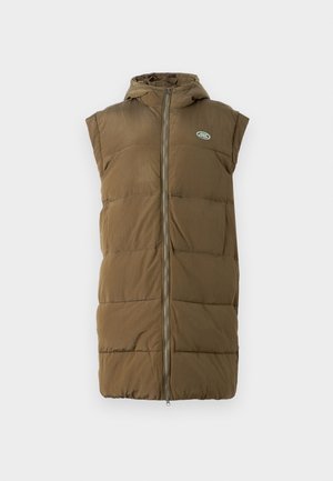 Olīvu zaļš bezpiedurkņu vestes jaka ar pildījumu, piedāvā rāvējslēdzēju priekšpusē, kapuci un teksturētu audumu. Ietver mazu zīmola uzšuvumu uz krūtīm.