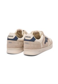 Sneakers beige in suede con tomaia in pelle liscia e dettagli blu navy, logo ricamato sul tallone. Interno imbottito e suola in gomma.