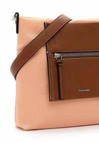 Bandolera de cuero marrón con un bolsillo con cremallera, cuerpo de tejido beige texturizado, correa ajustable y detalles de costura en contraste.