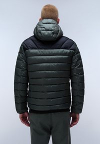 Giacca imbottita di colore verde scuro con un pannello nero sulla spalla. Presenta un cappuccio, un design di cuciture orizzontali e polsini elasticizzati.