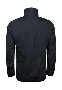 Czarna kurtka z wysokim kołnierzem, długimi rękawami i elastycznym pasem. Wykonana z lekkiego materiału o gładkiej fakturze. Brak widocznych zapięć.