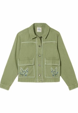 Grüne Jeansjacke mit Kragen, Druckknöpfen, zwei vorderen Taschen und floralem Stickmuster auf den Taschen in Dunkelblau und Weiß.