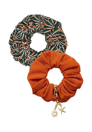 Dwa materiałowe scrunchie, jeden z pomarańczowo-zielonym wzorem kwiatowym, drugi w jednolitym kolorze spalanej pomarańczy z dołączonymi złotymi zawieszkami w kształcie słońca i rozgwiazdy.
