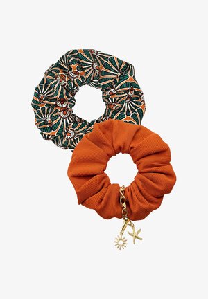 Dwa materiałowe scrunchie, jeden z pomarańczowo-zielonym wzorem kwiatowym, drugi w jednolitym kolorze spalanej pomarańczy z dołączonymi złotymi zawieszkami w kształcie słońca i rozgwiazdy.