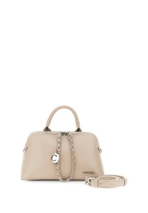 Borsa in pelle beige con manici superiori, dettaglio in catena argentata con un ciondolo rotondo, e una tracolla abbinata staccabile arrotolata accanto.