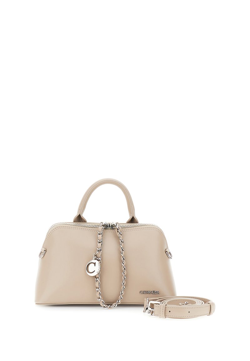 Borsa in pelle beige con manici superiori, dettaglio in catena argentata con un ciondolo rotondo, e una tracolla abbinata staccabile arrotolata accanto.