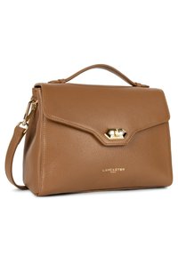 Braune strukturierte Lederhandtasche mit einem Obergriff, abnehmbarem Schultergurt, goldfarbenen Beschlägen und einer Frontklappe mit Verschlussteil.