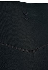 Zwarte sportleggings met een gladde textuur, een hoge tailleband en subtiele v-vormige stikaccenten.