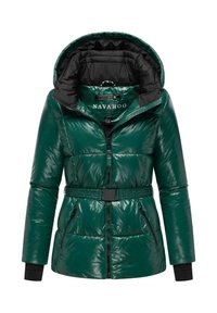 Groene glanzende pufferjack met een capuchon, zwarte voering, een ritssluiting aan de voorkant, een riem in de taille en twee ritszakken aan de zijkant.