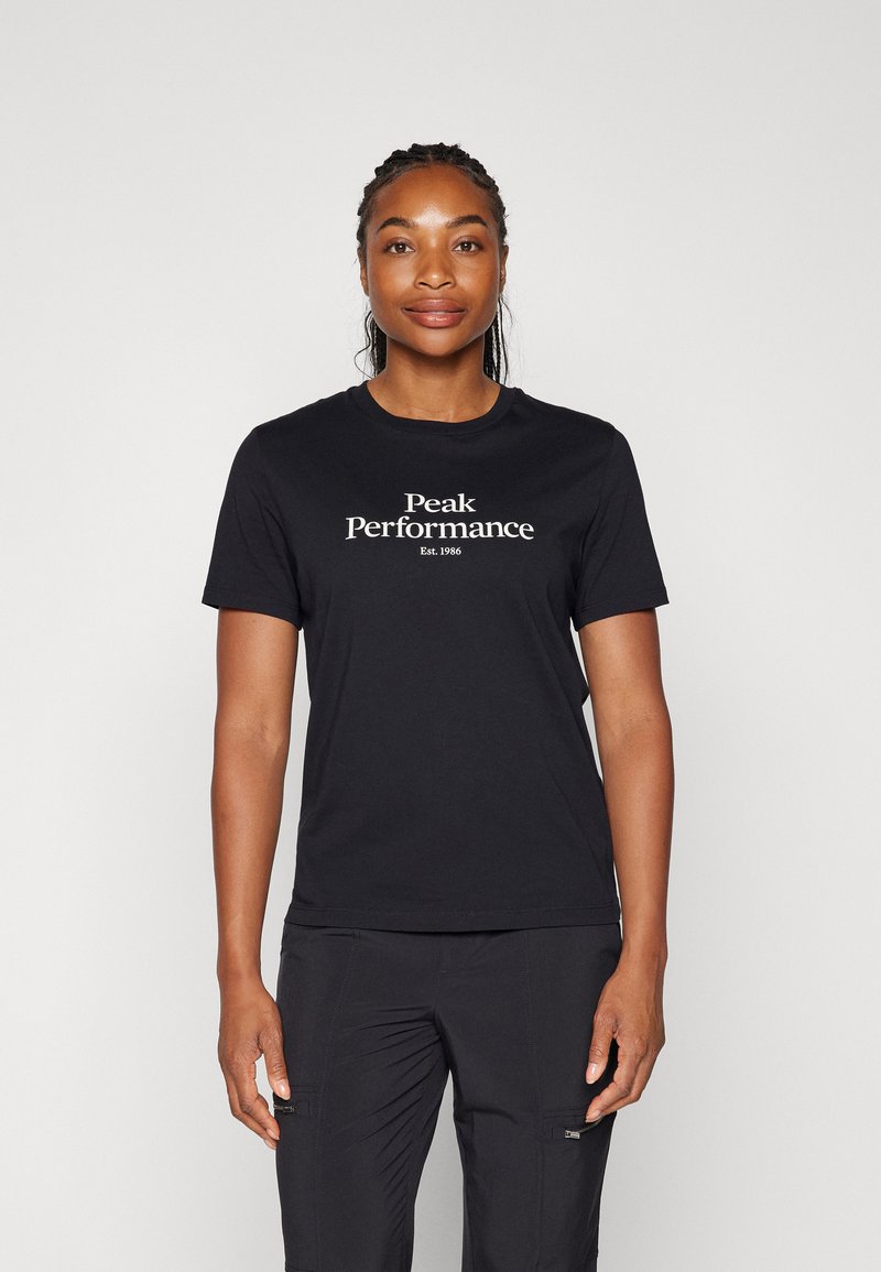 Czarny bawełniany T-shirt z krótkim rękawem, z białym napisem "Peak Performance Est. 1986" umieszczonym na środku klatki piersiowej. Prosty krój z okrągłym dekoltem.