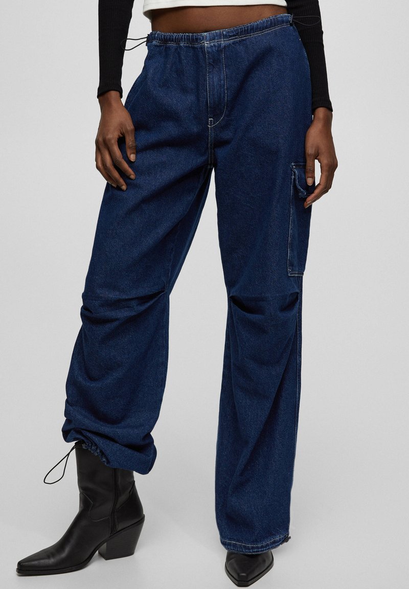 PULL&BEAR PARACHUTE Flared Jeans metallic blue/blaumetallic