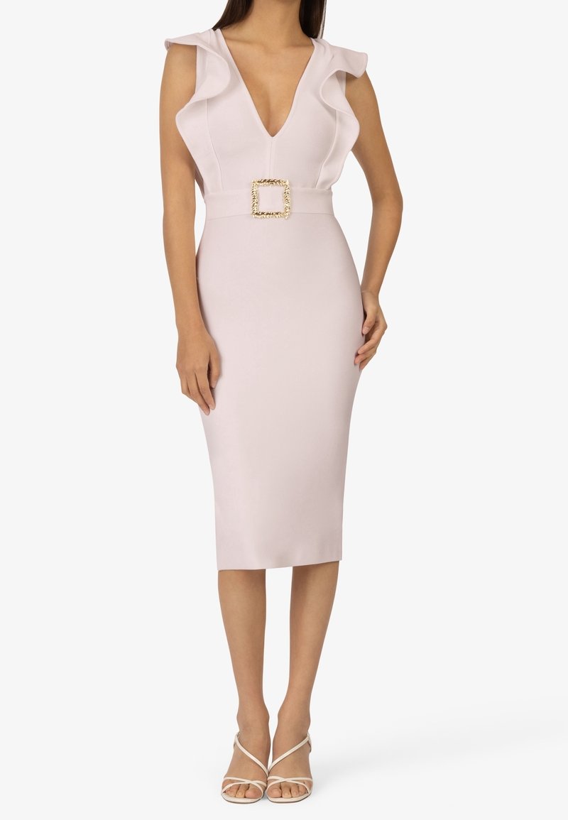 Robe ajustée rose pâle avec un décolleté en V profond, des manches à volants et une ceinture carrée avec boucle en or. Tissu lisse et coupe midi.