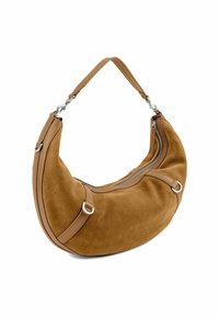 Borsa hobo in suede color beige con forma curva, rifiniture in pelle, chiusura con zip e accessori in metallo argentato per il fissaggio della tracolla. Texture liscia.