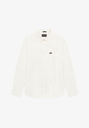 Bílá košile s dlouhým rukávem na knoflíky, s límečkem, náprsní kapsou a malou nášivkou s logem Wrangler na kapse a štítku na krku.