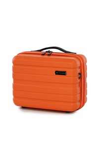 Valigia rigida arancione con una finitura texturizzata, scanalature orizzontali e una maniglia nera. Presenta zip e un'etichetta con logo.