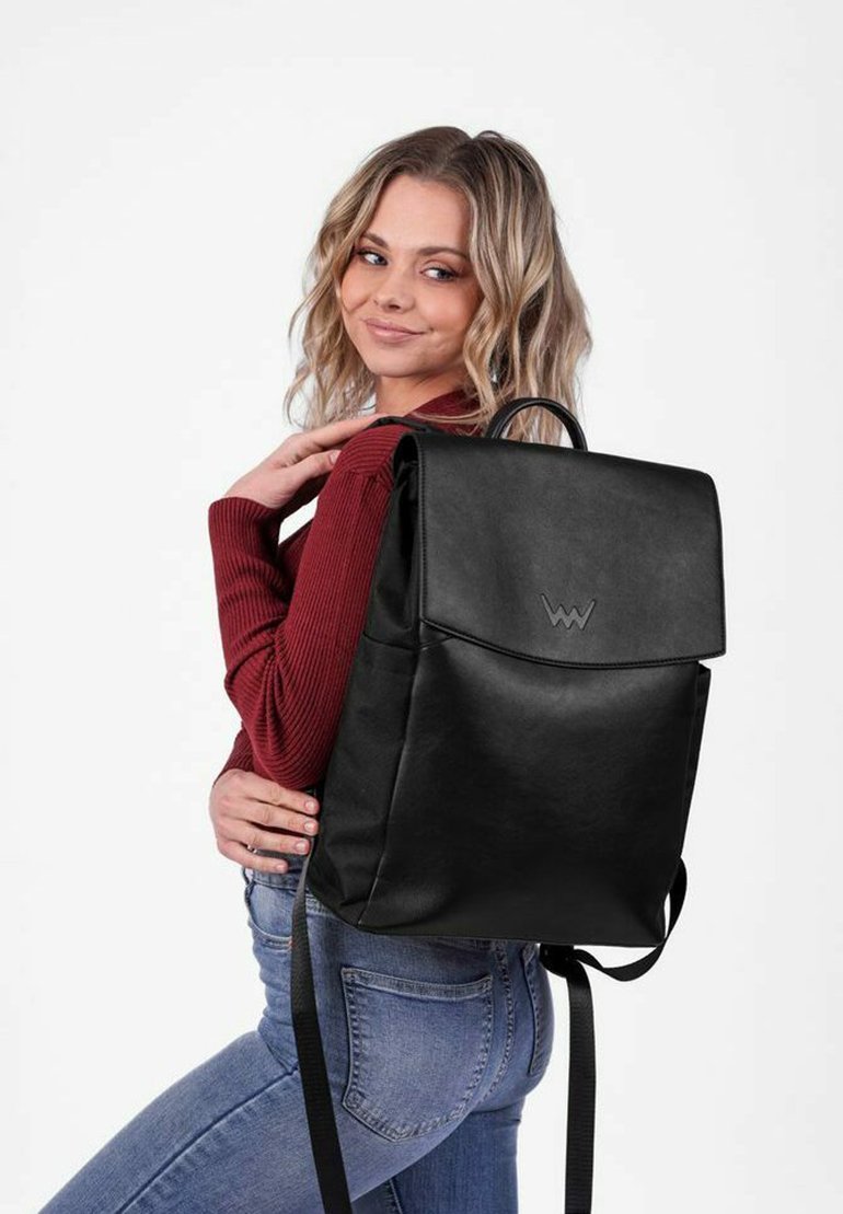 Černý kožený batoh se strukturovaným tvarem, překlápěcí klopou a nastavitelnými popruhy. Na přední straně se nachází minimalistické logo.