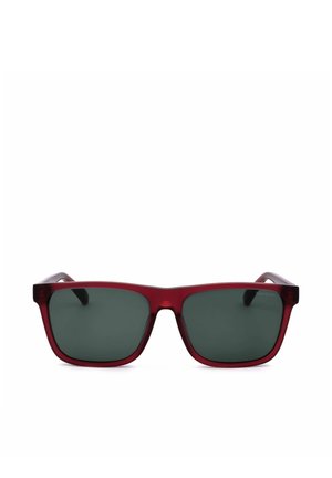 Occhiali da sole rettangolari traslucidi rossi con lenti verde scuro, mostrati su uno sfondo bianco.