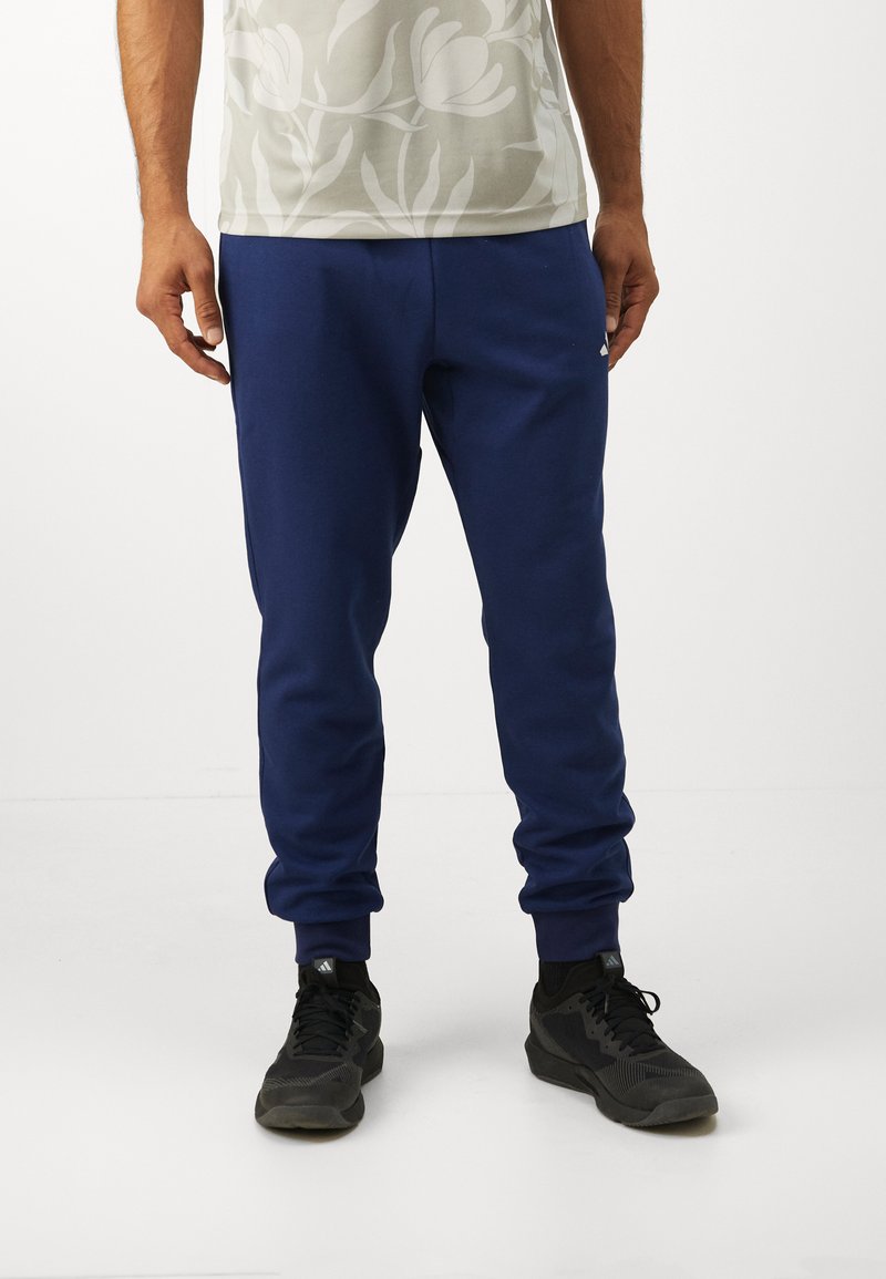 adidas Sportswear FEELCOZY PANT - Παντελόνι φόρμας - dark blue/white