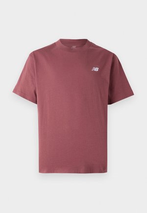 Prosty bordowy t-shirt z krótkim rękawem i okrągłym dekoltem, z małym białym logo New Balance na lewej piersi.