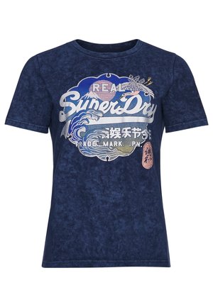 Marineblaue T-Shirt mit kurzen Ärmeln, mit einer Grafik von Wellen, dem Mt. Fuji, einem Vogel und dem Text "Real Superdry" in japanischen Schriftzeichen.
